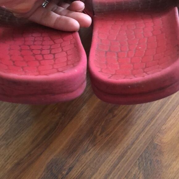 Men’s Red Lacoste slides size 8 - Picture 6 of 10